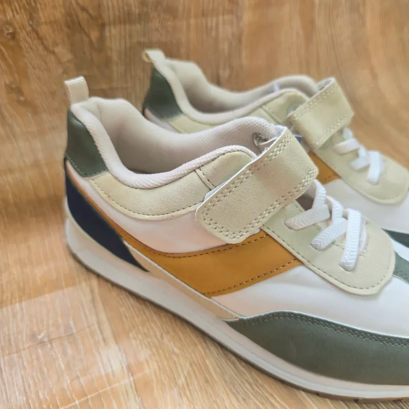 Tenis con detalle color mostaza