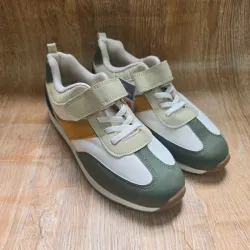 Tenis con detalle color mostaza