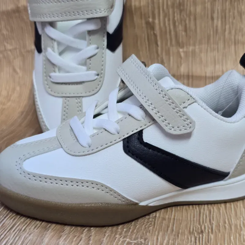 Tenis con franja grande color Negro