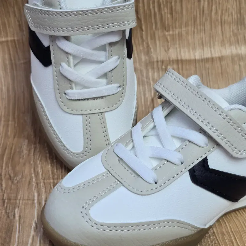 Tenis con franja grande color Negro