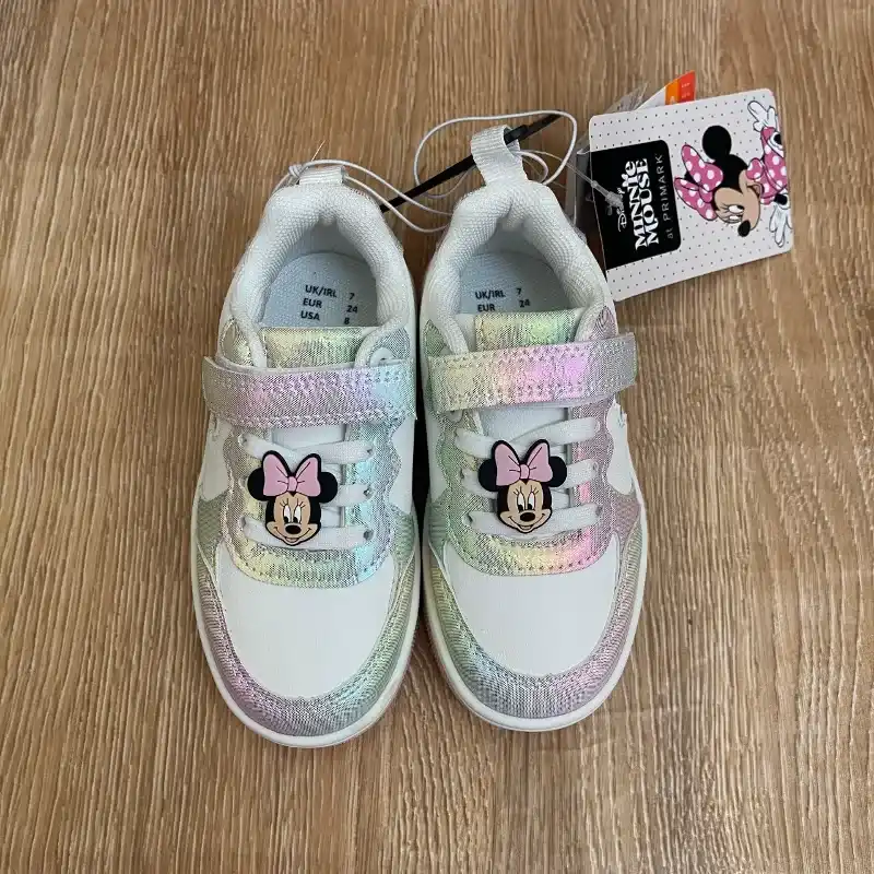 Tenis de colores con Minnie Mouse 