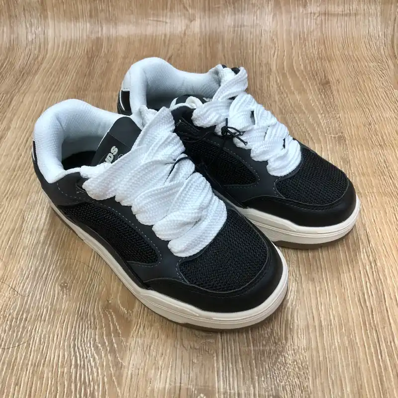 Tenis de cordones anchos color negro