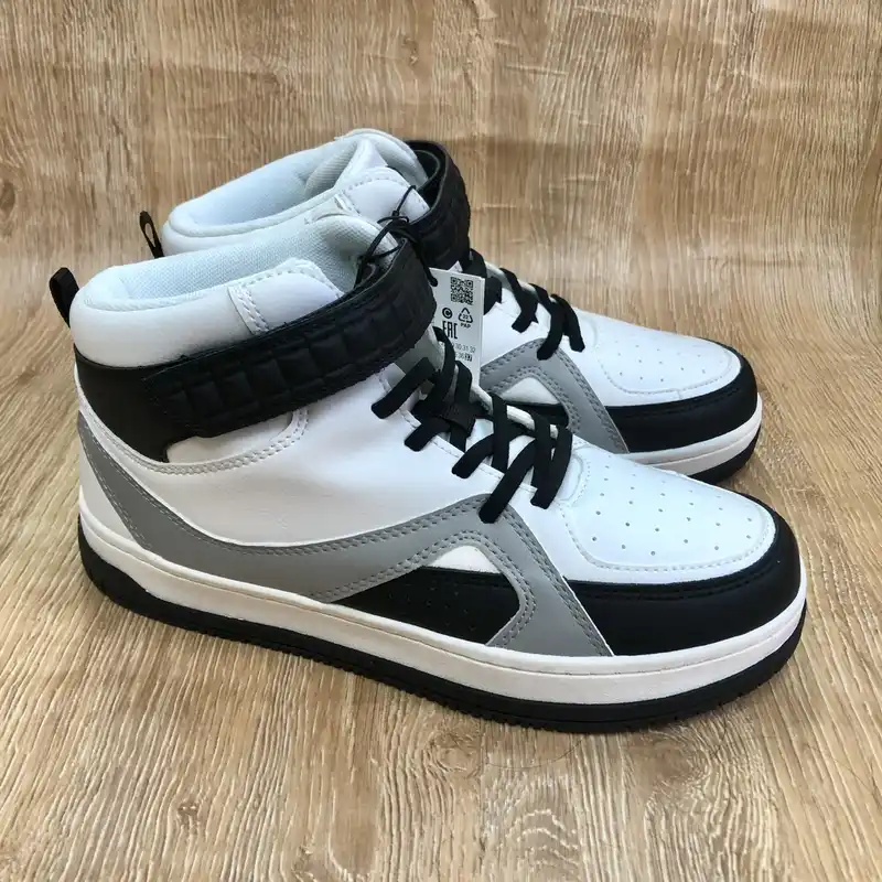 Tenis de corte alto color blanco y negro