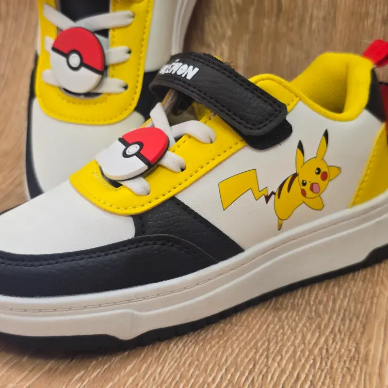 Tenis de Pokémon negro y amarillo