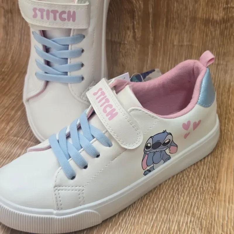 Tenis de Stich con corazones