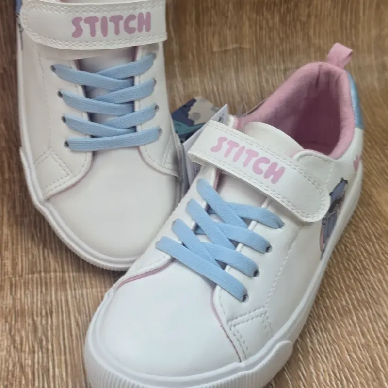 Tenis de Stich con corazones
