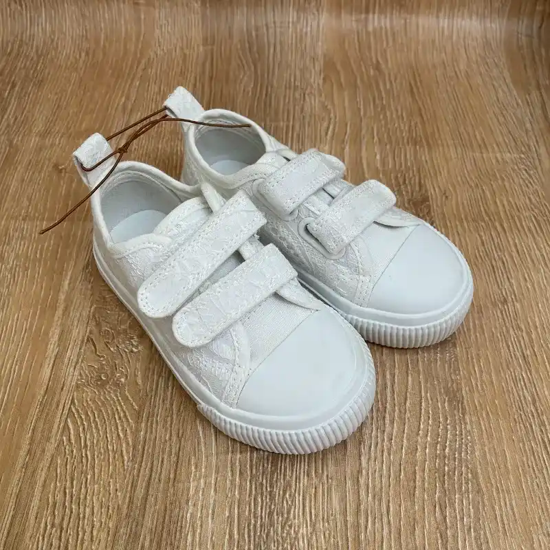 Tenis de tela color blanco