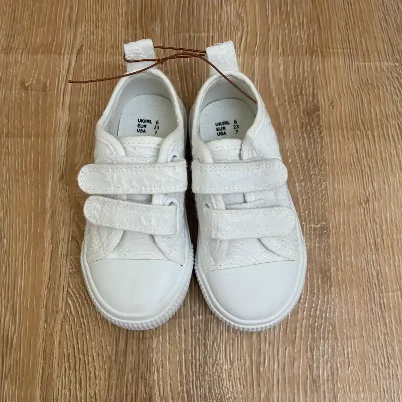 Tenis de tela color blanco