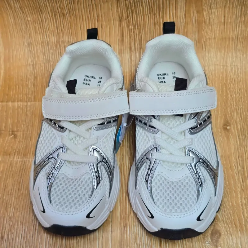 Tenis Deportivos Blancos y Plateado