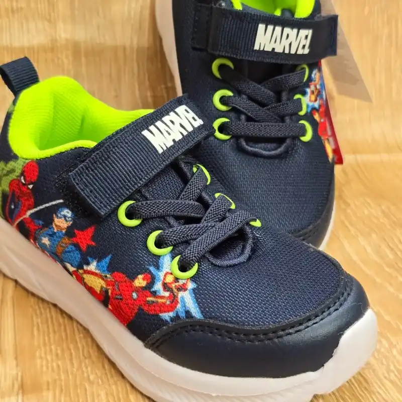 Tenis deportivos de Marvel color azul