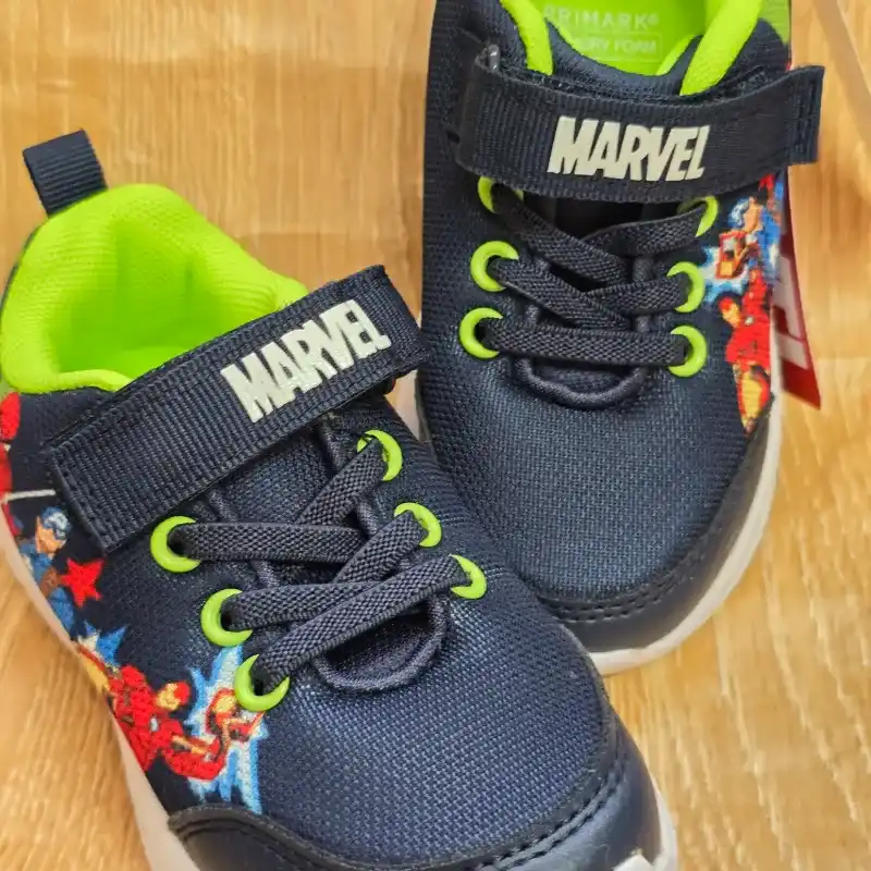 Tenis deportivos de Marvel color azul