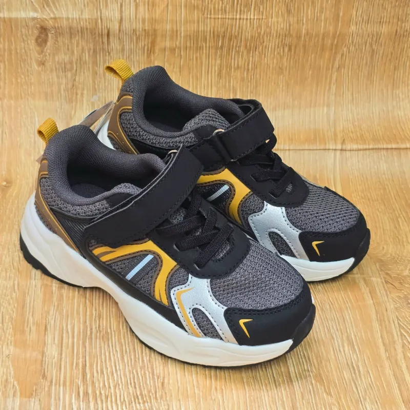 Tenis deportivos pegueta negros y amarillo.