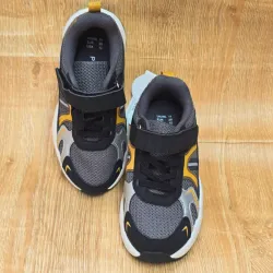Tenis deportivos pegueta negros y amarillo.