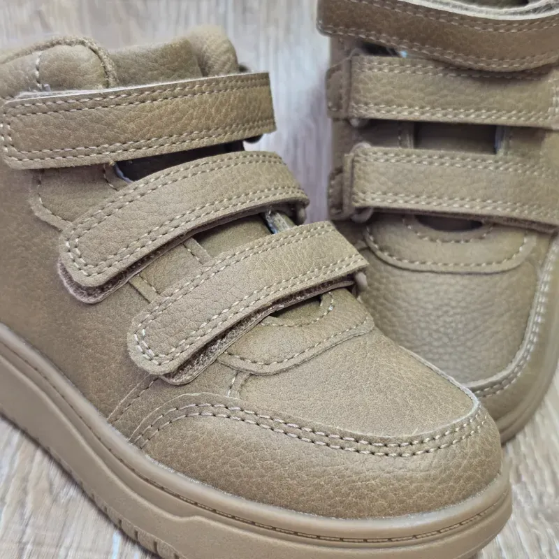 Tenis Estilo Botas color Carmelita de Peguetas