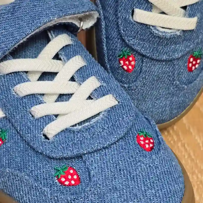 Tenis Estilo Mezclilla con Fresas