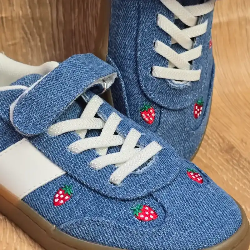 Tenis Estilo Mezclilla con Fresas