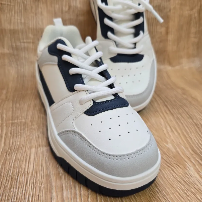 Tenis gris con detalles negros