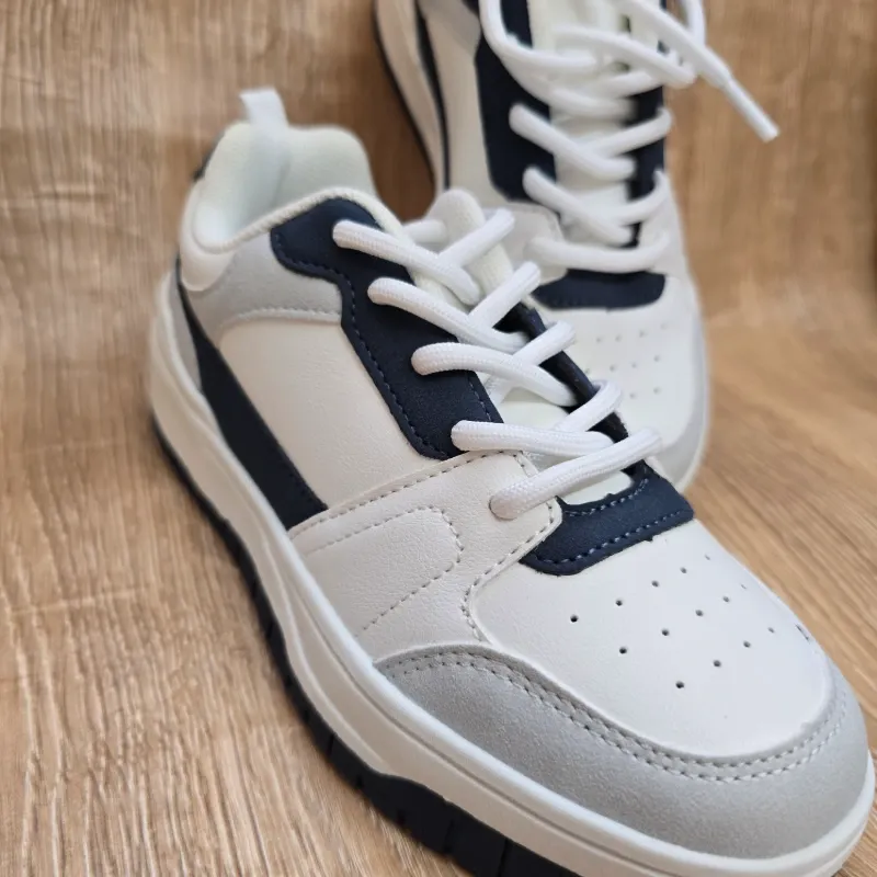 Tenis gris con detalles negros