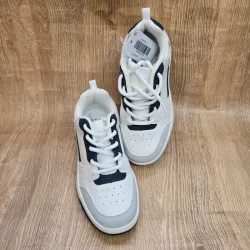 Tenis gris con detalles negros