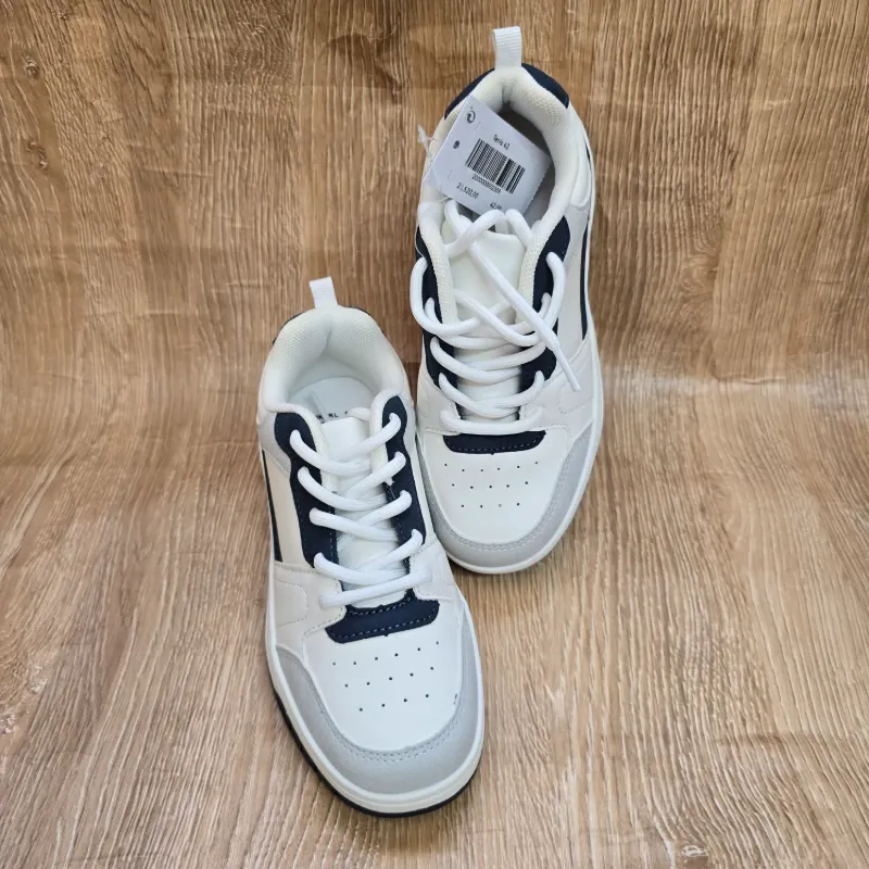Tenis gris con detalles negros