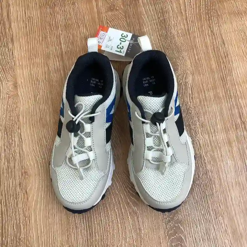 Tenis grises y negros