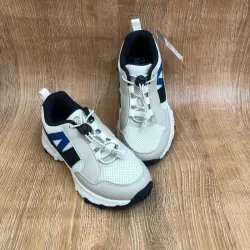 Tenis grises y negros