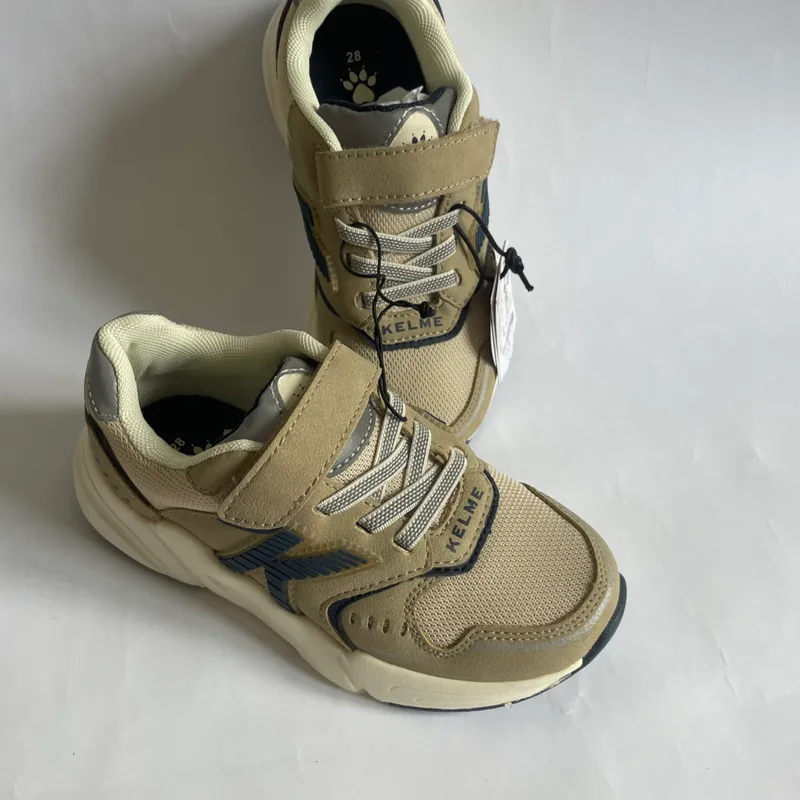 Tenis kelme color crema 