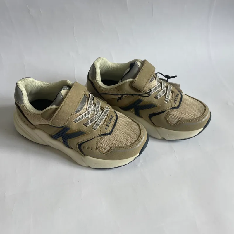 Tenis kelme color crema 