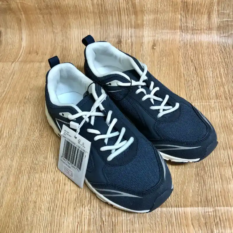 Tenis Mango color azul oscuro
