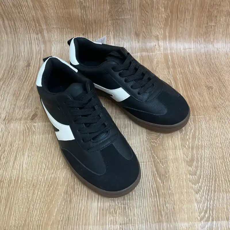 Tenis negros con suela marrón 