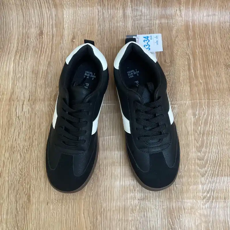 Tenis negros con suela marrón 
