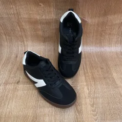 Tenis negros con suela marrón 