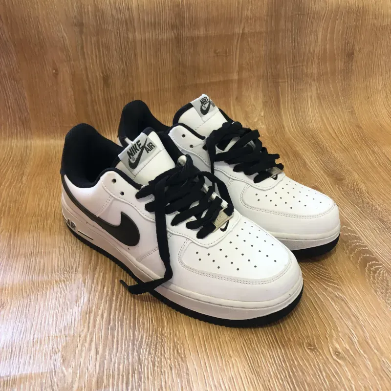 Tenis Nike Air Force color blanco y negro