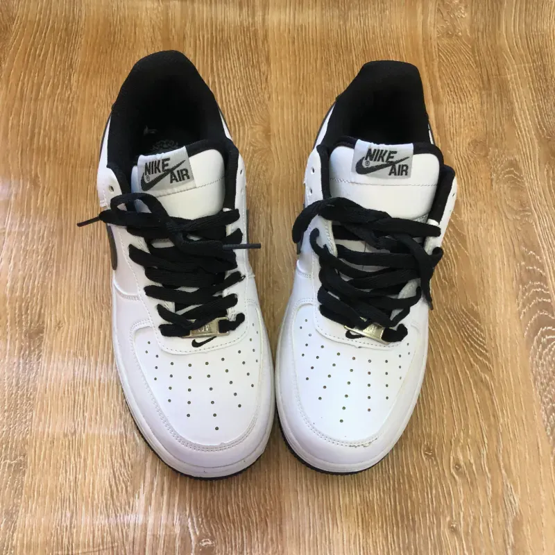 Tenis Nike Air Force color blanco y negro
