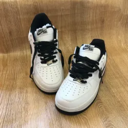 Tenis Nike Air Force color blanco y negro