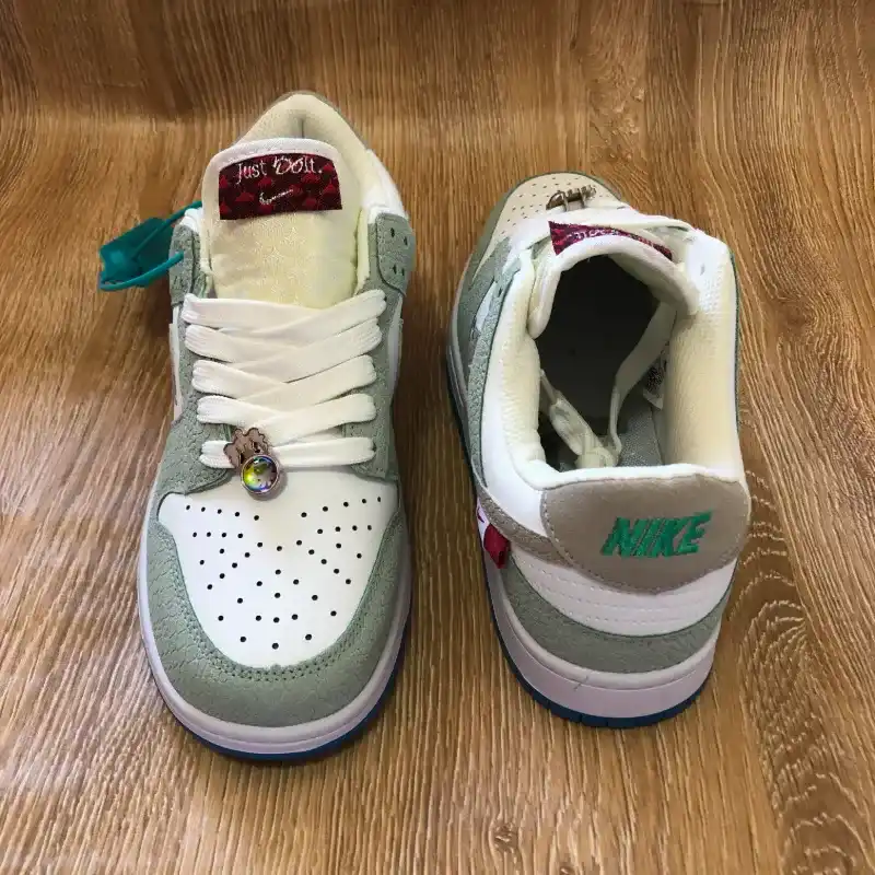 Tenis Nike color gris verdoso