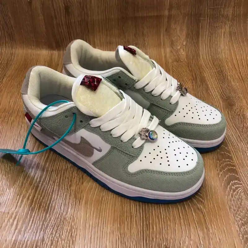 Tenis Nike color gris verdoso