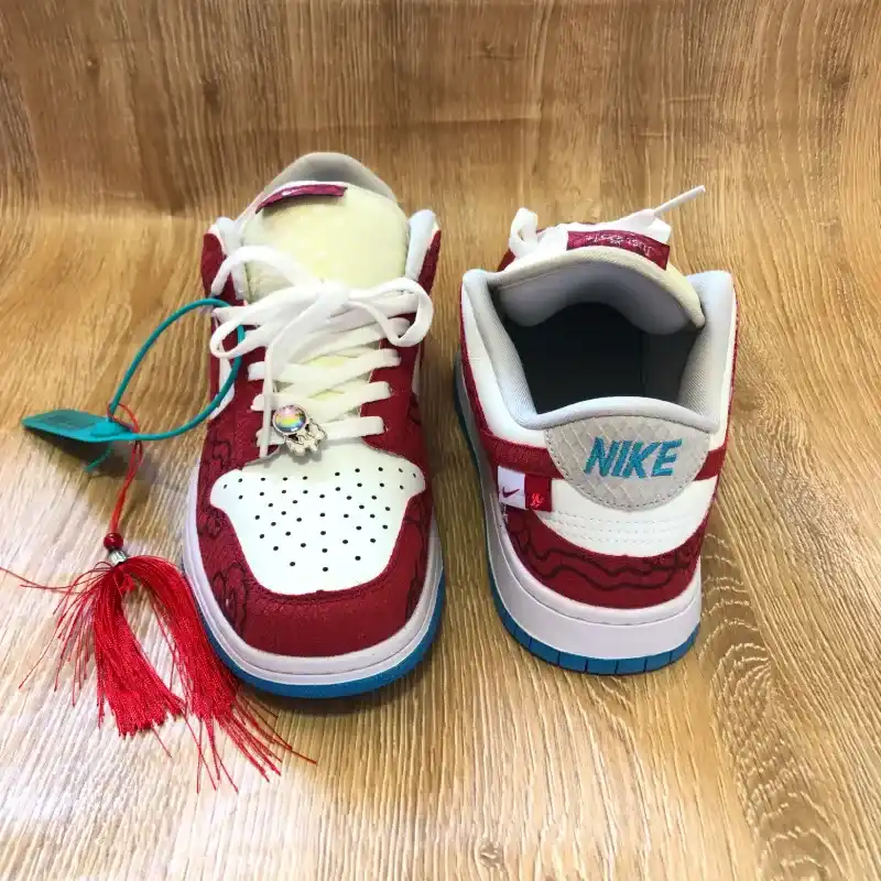 Tenis Nike rojos y blancos