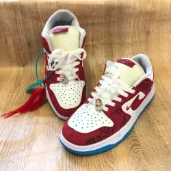 Tenis Nike rojos y blancos
