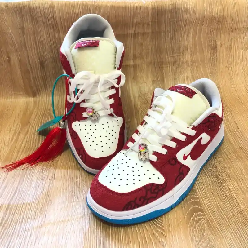 Tenis Nike rojos y blancos