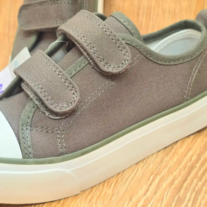 Tenis verdes de pegueta