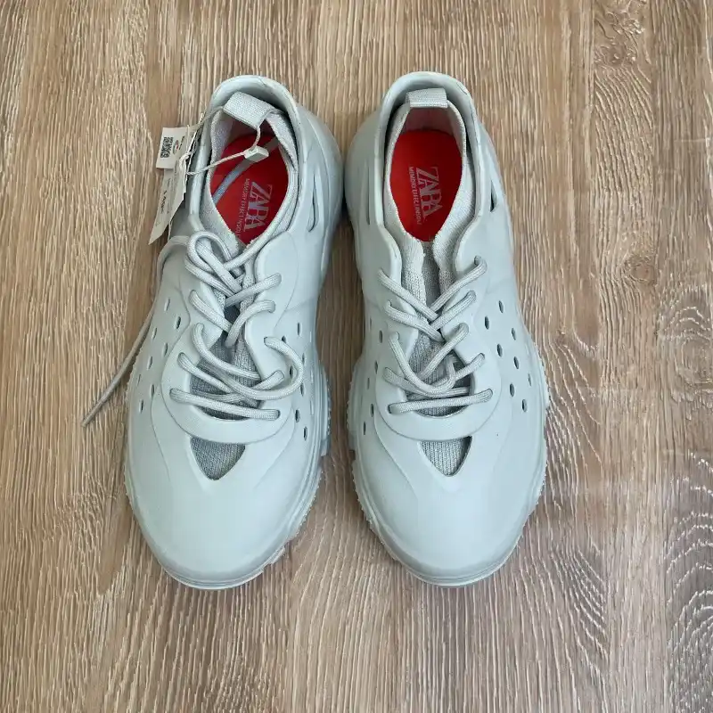 Tenis Zara color gris 