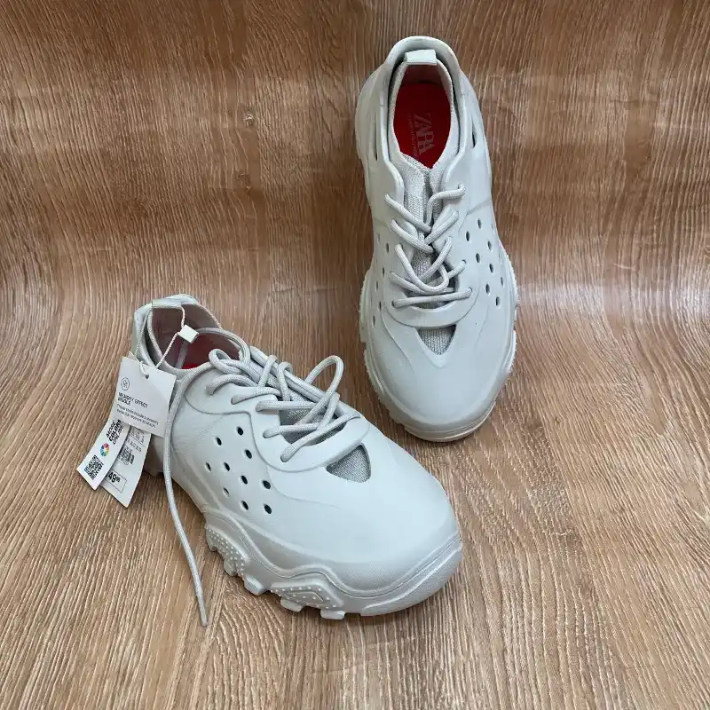 Tenis Zara color gris 