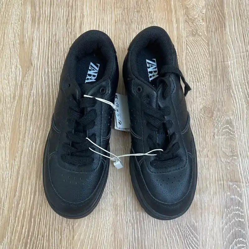 Tenis Zara color negro 