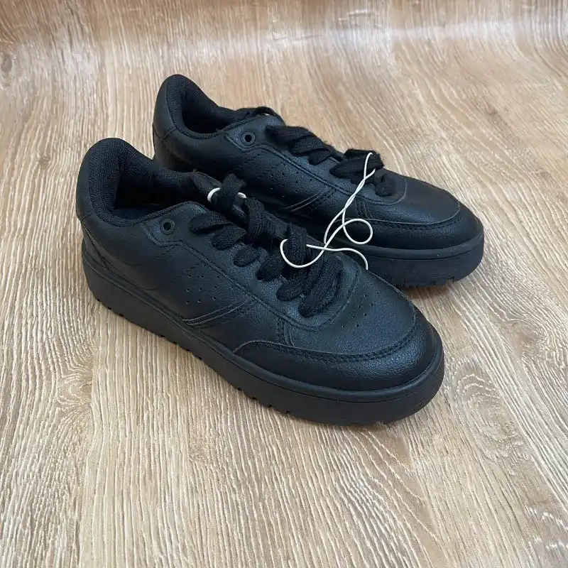 Tenis Zara color negro 