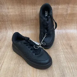 Tenis Zara color negro 