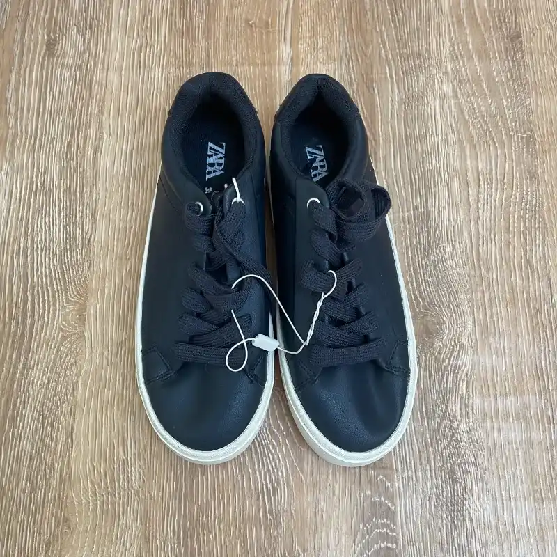 Tenis Zara color negro 