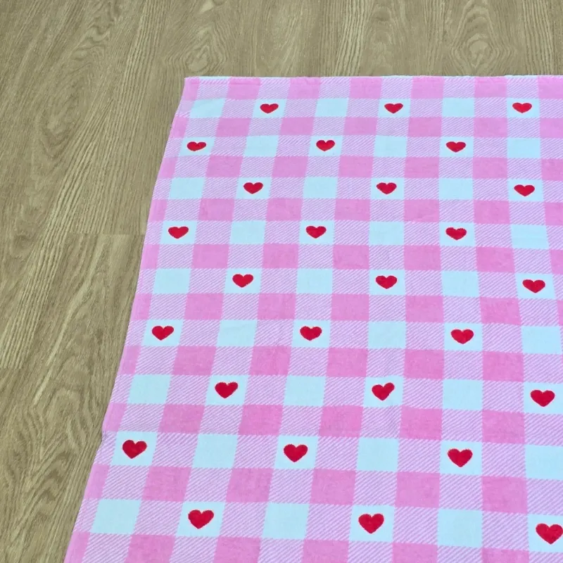 Toalla color rosada con corazones