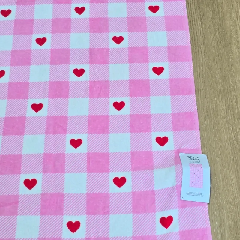 Toalla color rosada con corazones