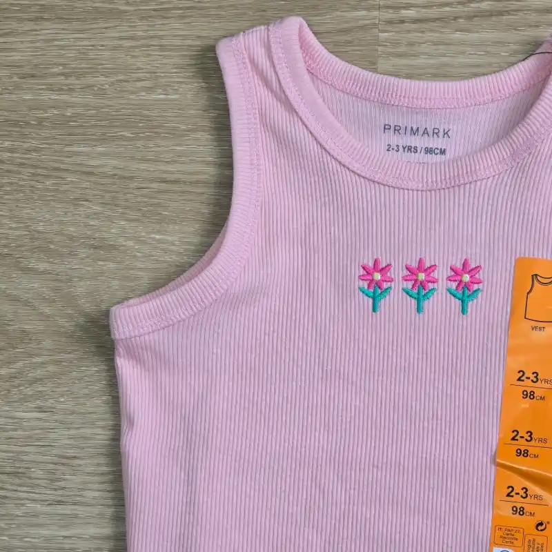 Top color rosa con flores